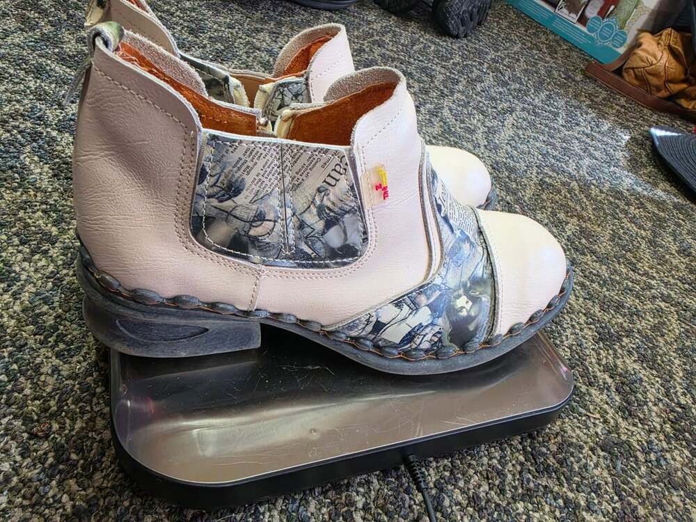 Tma Eyes Ankle Boots Size 9.5 Newspaper Print